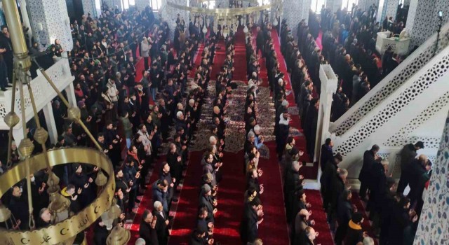 Iğdırda depremde hayatını kaybedenler için gıyabi cenaze namazı kılındı