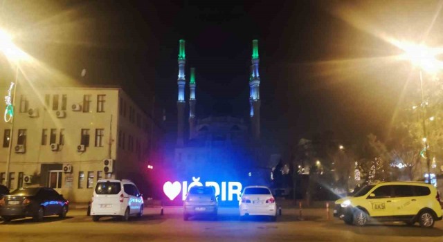 Iğdırda depremde hayatını kaybedenler için sela okundu