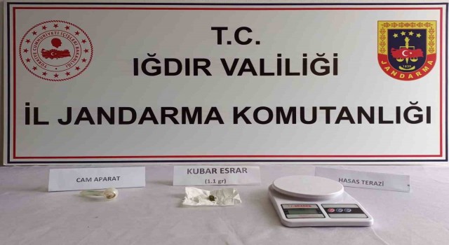 Iğdırda torbacıların sakladığı uyuşturucu menfez altında ve metruk binalarda çıktı