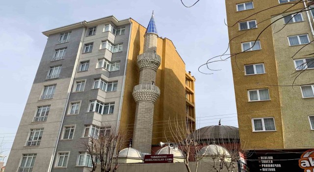 İki apartmanın arasında sıkışıp kalan cami ilginç bir görüntü sergiliyor
