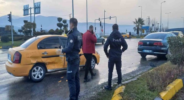 İki araç kavşakta çarpıştı