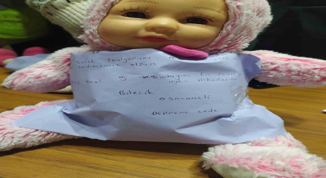 İki küçük arkadaş en çok sevdikleri oyuncak bebeklerini deprem bölgesine gönderdi