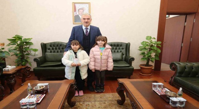 İlkokul öğrencileri biriktirdikleri harçlıkları depremzedelere gönderdi