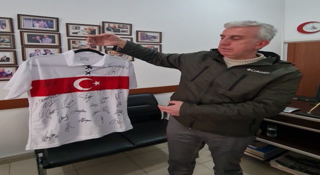 İmzalı Milli Takım formasını depremzedeler için satacak