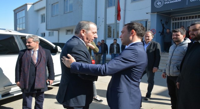 Irak Türkmen Bakanı Aydın Maruf depremzelere yardım için Silopide