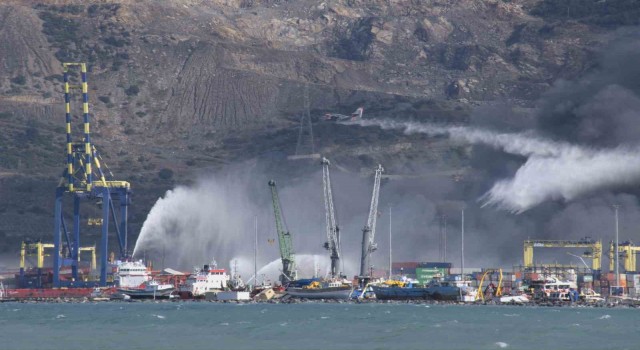 İskenderun Limanındaki yangını söndürme çalışmaları devam ediyor