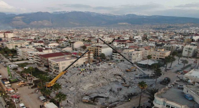 İskenderun Limanındaki yangının soğutma çalışmaları karadan ve denizden devam ediyor