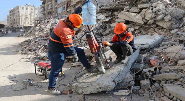 İskenderunda enkazlardan deliller toplanıyor