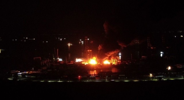 İskenderunda limanda deprem sonrası başlayan yangın devam ediyor
