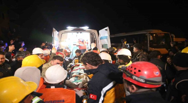 İskenderundan 161inci saatte güzel haber: 50 yaşındaki kadın kurtarıldı