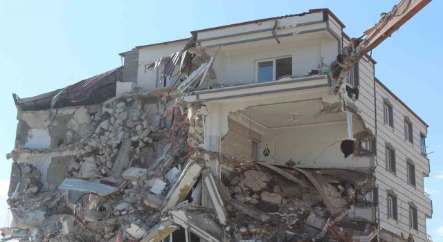 İslahiyede ağır hasarlı binaların yıkımına başlandı