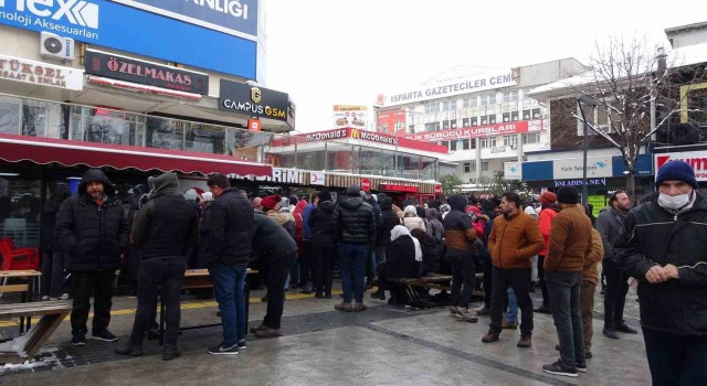Ispartalı vatandaşlar Kızılay Kan Merkezinde yoğunluk oluşturdu