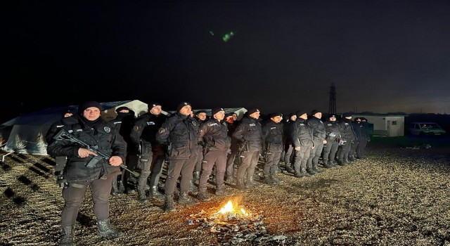 İstanbul polisi 3 yaşındaki kız çocuğunu enkazdan böyle çıkardı