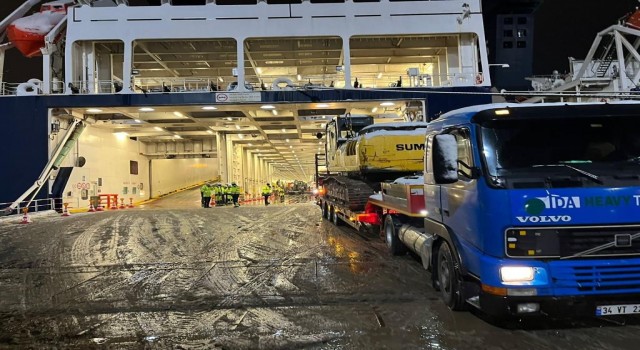 İstanbul Valiliği deprem bölgesine gemi ile 245 ağır iş makinesi gönderildiğini açıkladı