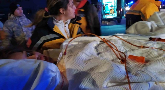 İstanbula deprem bölgelerinden 51 yaralı getirildi