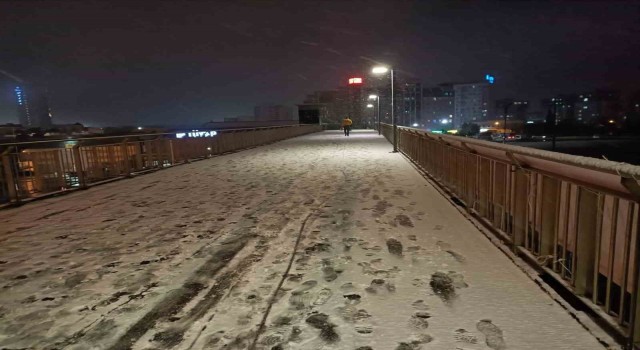 İstanbulda beklenen kar yağışı başladı