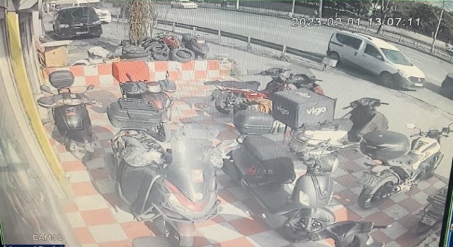 İstanbulda feci kaza kamerada: 2 araba ve 1 motosiklet pert oldu
