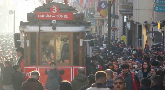 İstanbulda güneşli havayı fırsat bilen vatandaşlar İstiklal Caddesine akın etti
