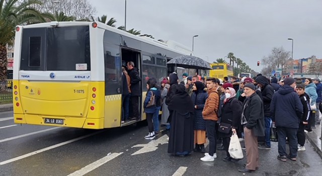 İstanbulda metro arızası nedeniyle vatandaşlar mağdur oldu