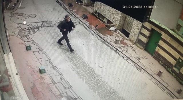 İstanbulda silahlı saldırı sonrası ilginç anlar kamerada: 200 metre hiçbir şey olmamış gibi yürüdü