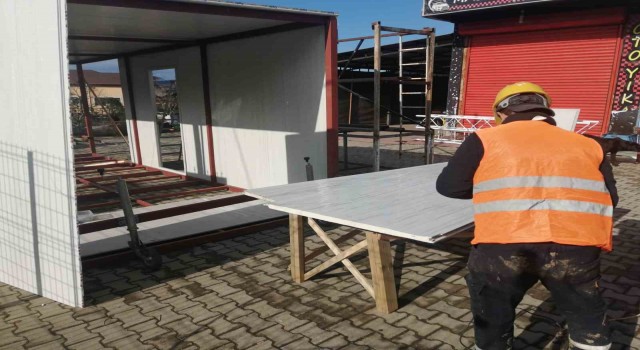 İstanbuldan deprem bölgesine konteyner desteği