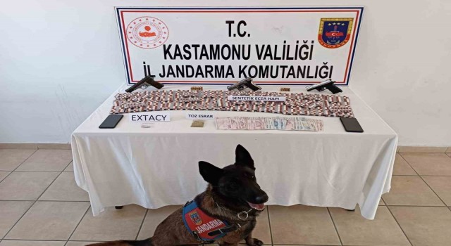 İstanbuldan Kastamonuya uyuşturucu getiren iki şüpheli yakalandı