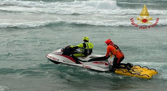 İtalya açıklarında göçmen teknesi battı: 30 ölü