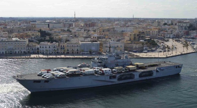 İtalyadan Türkiyeye yardım taşıyan askeri gemi yola çıktı