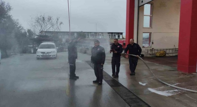 İtfaiyeciler emekli olan arkadaşlarını hortum ile ıslatarak uğurladı
