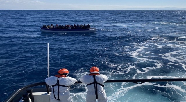 İzmir açıklarında 62 düzensiz göçmen kurtarıldı