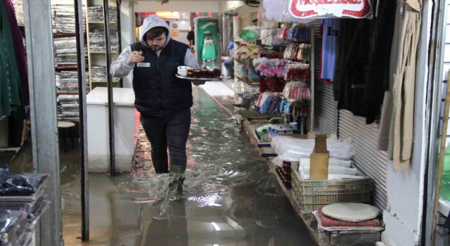 İzmir Kemeraltını yine su bastı, esnaf belediyeye tepki gösterdi