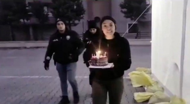 İzmir polisinden Hatayda depremzede çocuğa doğumgünü sürprizi