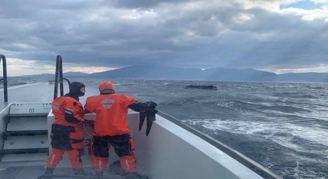 İzmirde 50 göçmen kurtarıldı