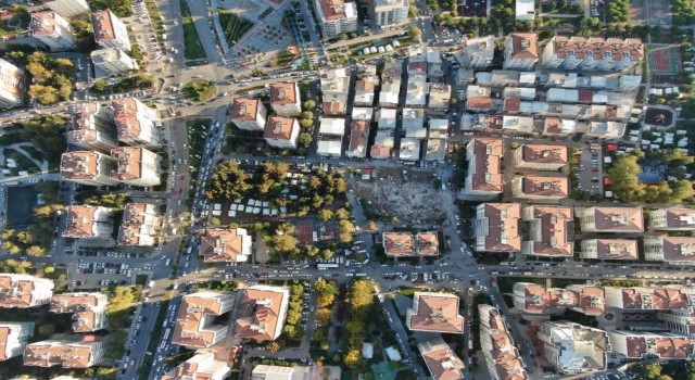 İzmirde depremde ağır hasar alan binaların yıkımı tamamlandı