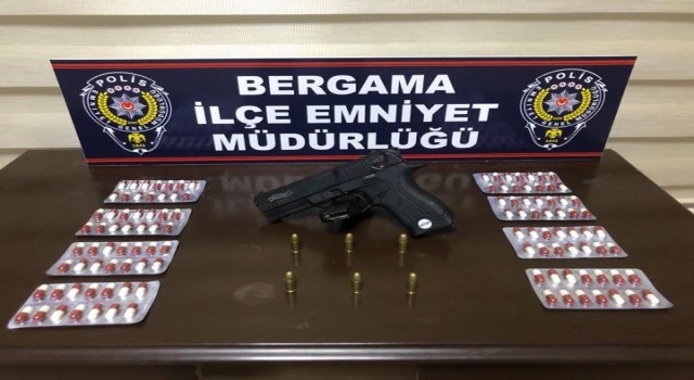 İzmirde durdurulan araçtan sentetik hap ve silah çıktı