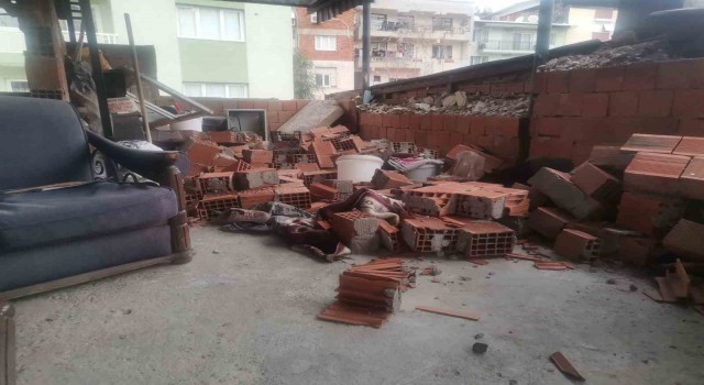 İzmirde ekmek yapan kadınların üzerine teras duvarı yıkıldı: 3 yaralı