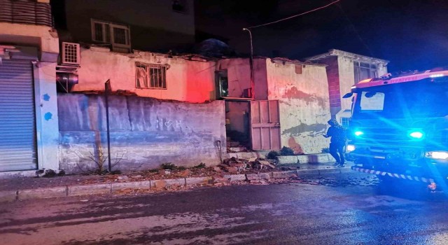 İzmirde faciadan dönüldü: Evin çatısı çöktü, 1 kişi yaralı kurtarıldı