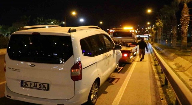 İzmirde hafif ticari araç ile motosiklet çarpıştı: 1 ölü