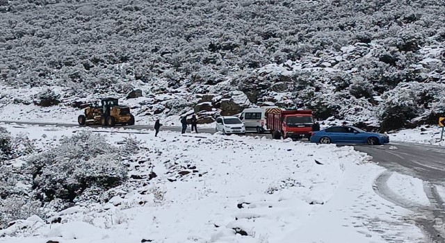 İzmirde karda mahsur kalan araçlar kurtarıldı