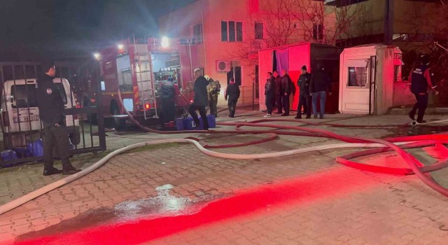 İzmirde kauçuk fabrikasında korkutan yangın