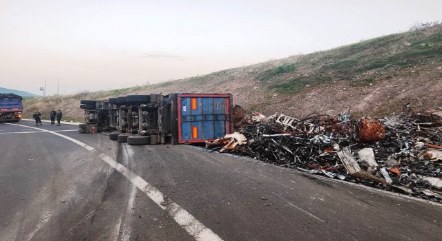 İzmirde kontrolden çıkan hurda yüklü çekici devrildi