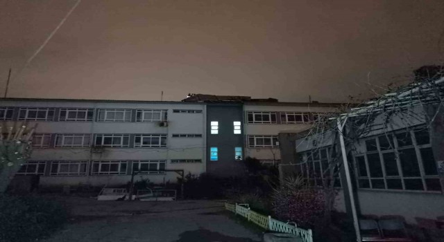 İzmirde uçan çatı binaya çarptı, ev sahibi korku dolu anlar yaşadı