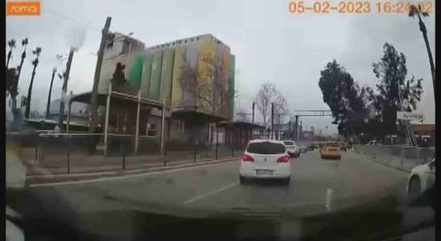İzmirdeki ağaç devrilmeleri ve çatı uçmaları kamerada
