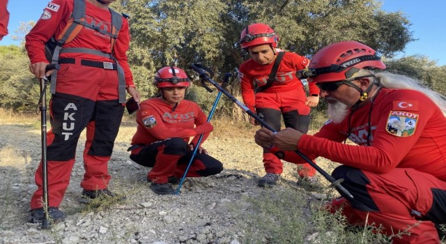 İzmirdeki depremde oğlunu kaybetti, yardım için enkaz alanına koştu