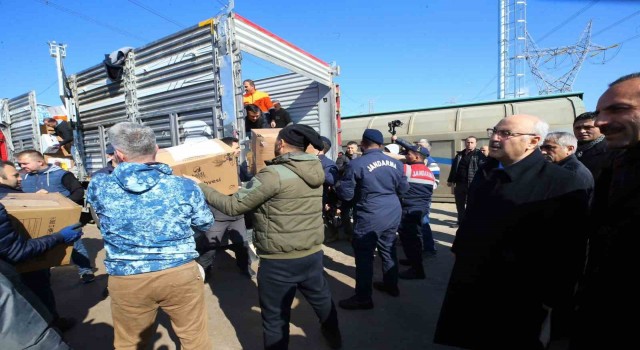 İzmirden deprem bölgesine yardım treni