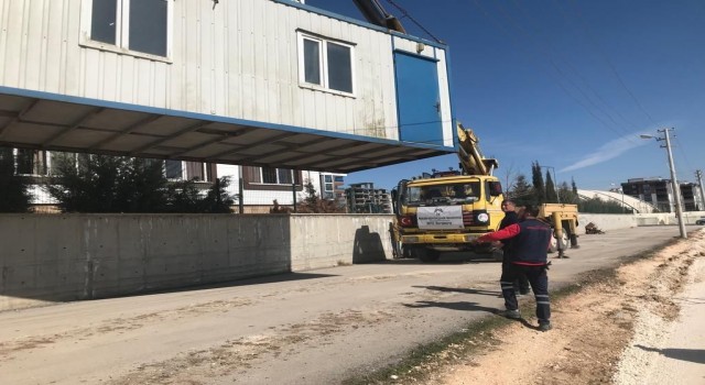 İzmit Belediyesi, Adıyamanda konteyner ve çadırları yerleştirmeye başladı
