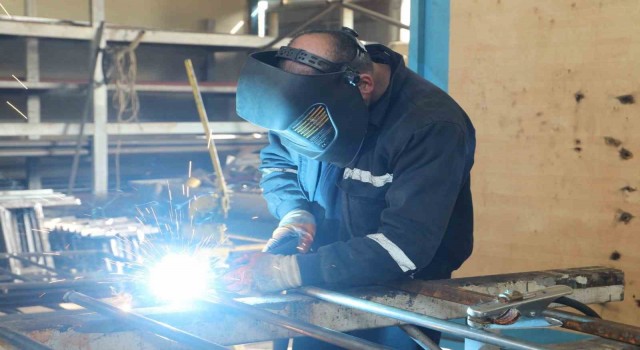 İzmit Belediyesi deprem bölgesi için üretiyor