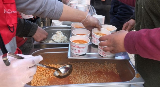 İzmit Belediyesi, Hatayda sıcak yemek dağıtımına başladı