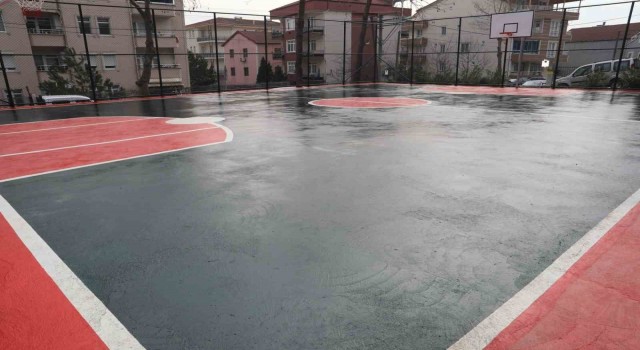 İzmit Belediyesinden gençlere yeni basketbol sahası