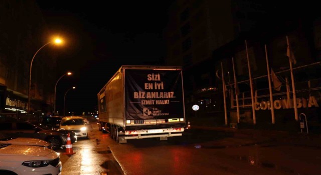 İzmit Belediyesinin 2 yardım tırı afet bölgesine ulaşmak üzere
